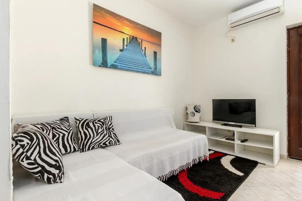 With A Parking Space - 12846 Apartman